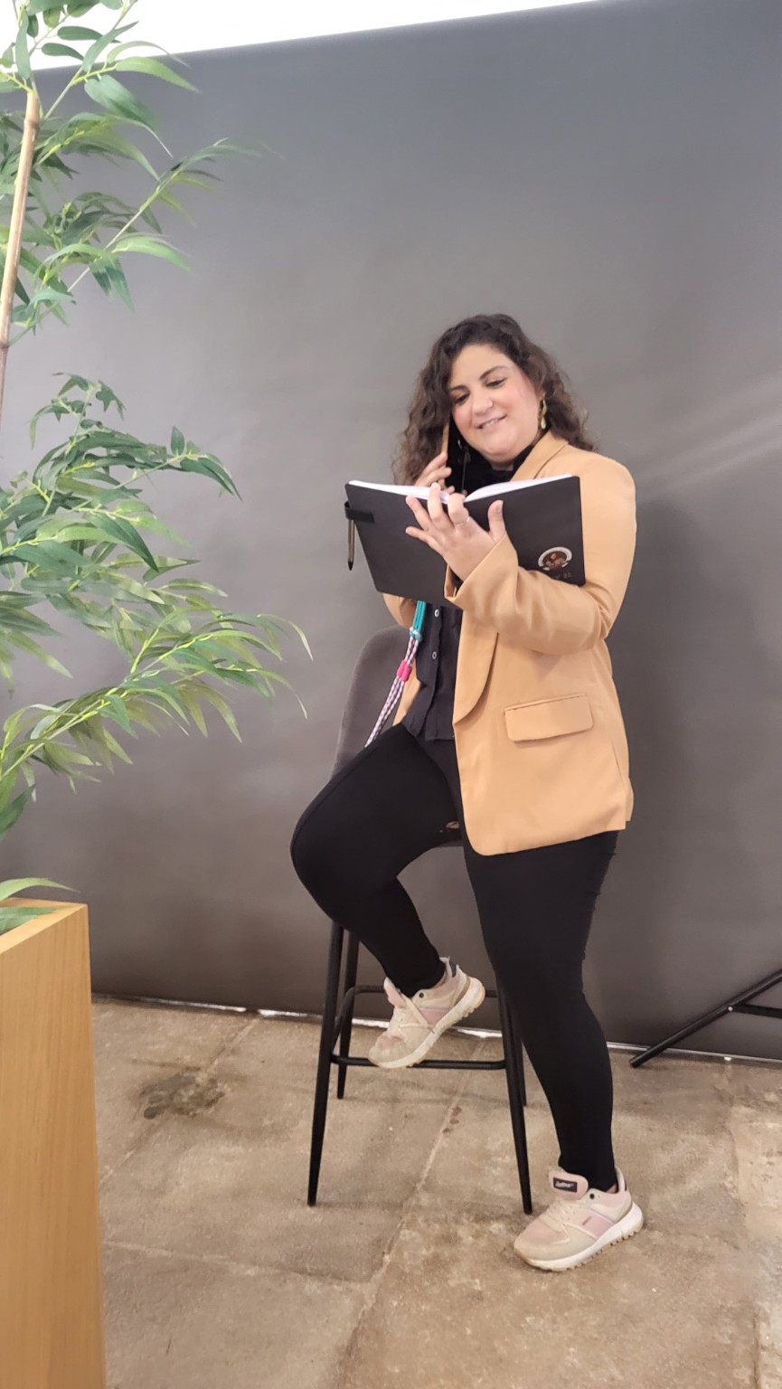 Nânci Rodrigues com uma agenda durante o seu trabalho como consultora imobiliária